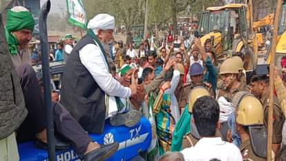 Kisan Andolan: किसानों के लिए पुलिस की लाठी...ट्रैक्टर के लिए रेडी है जेसीबी