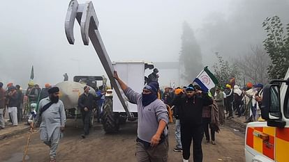 Kisan Andolan: नेताओं का शांतिपूर्ण मार्च का आह्वान, युवाओं ने की जंग जैसी तैयारियां... देखें तस्वीरें Kisan Andolan Delhi Chalo March Security At Shambhu Border Haryana News in Hindi