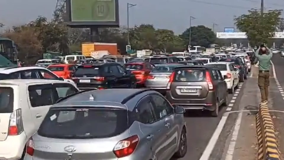In view of farmers marching to Delhi alert on Delhi-Noida border traffic jam situation