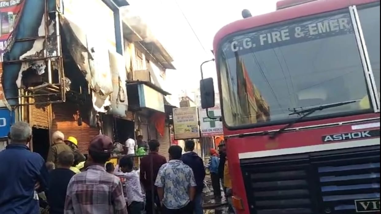 Raipur Fire News: fire broke out in two shops in Bhanthagaon