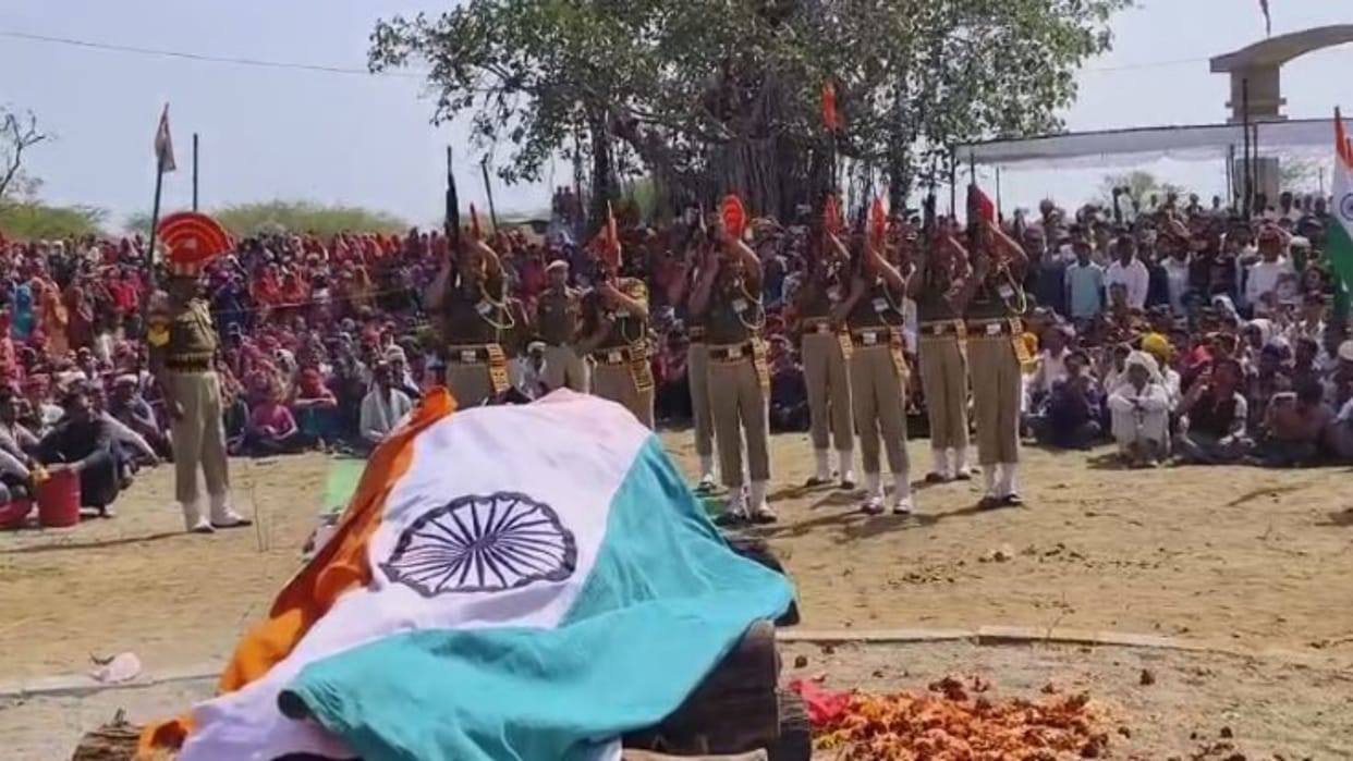 Ajmer News last rites of soldier martyred in an encounter with Naxalites were performed