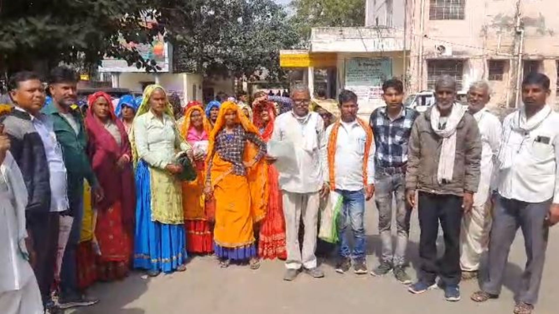 प्रदर्शन करते हुए लोग