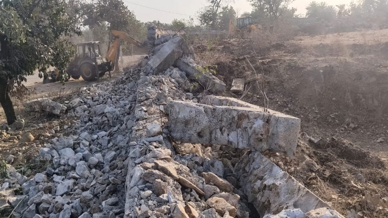 Sirohi News Encroachment on Rajasthan-Gujarat border demolished