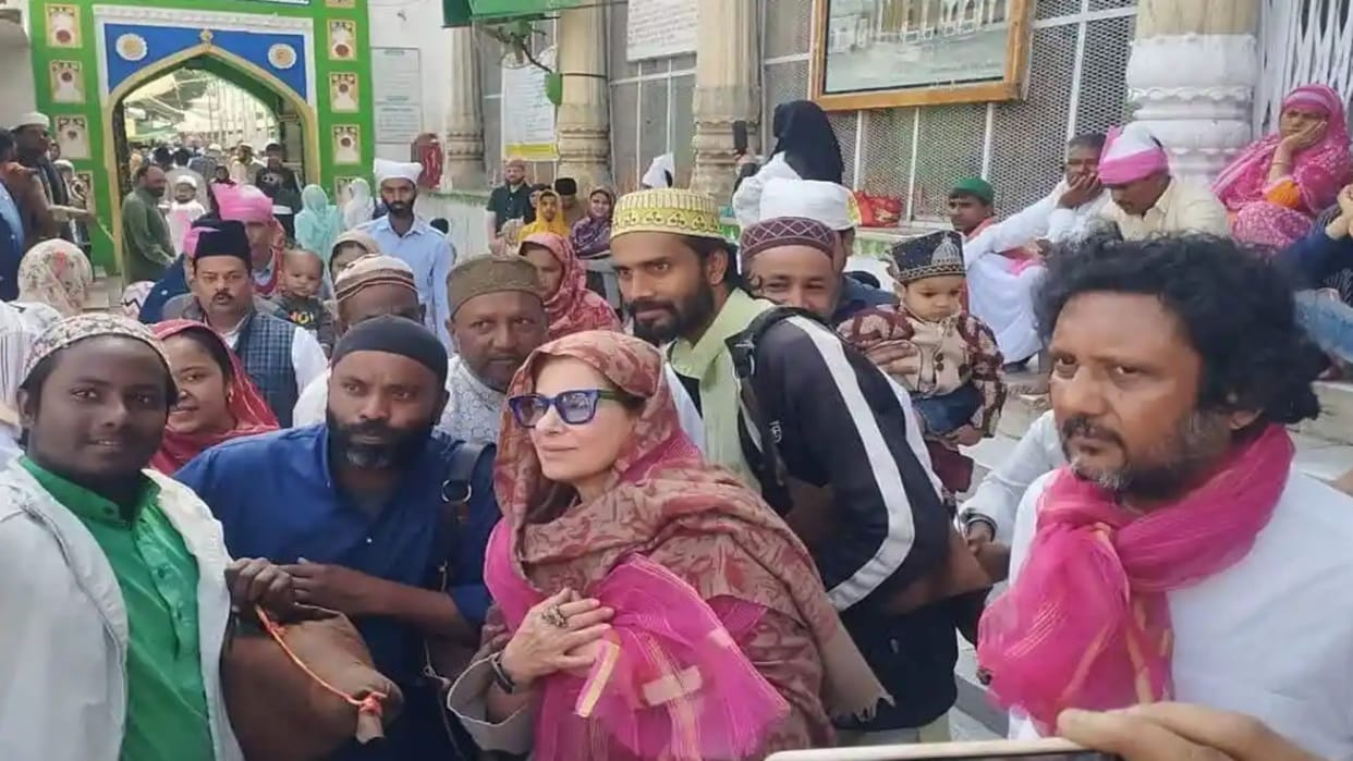 Ajmer News Actress Dimple Kapadia kissed Khwaja doorstep