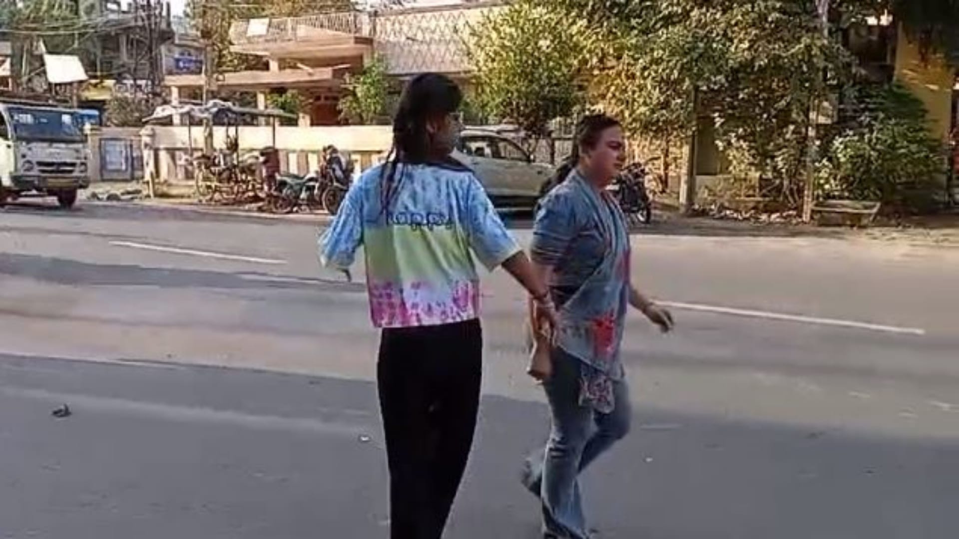 सड़क पर खड़ी युवतियां