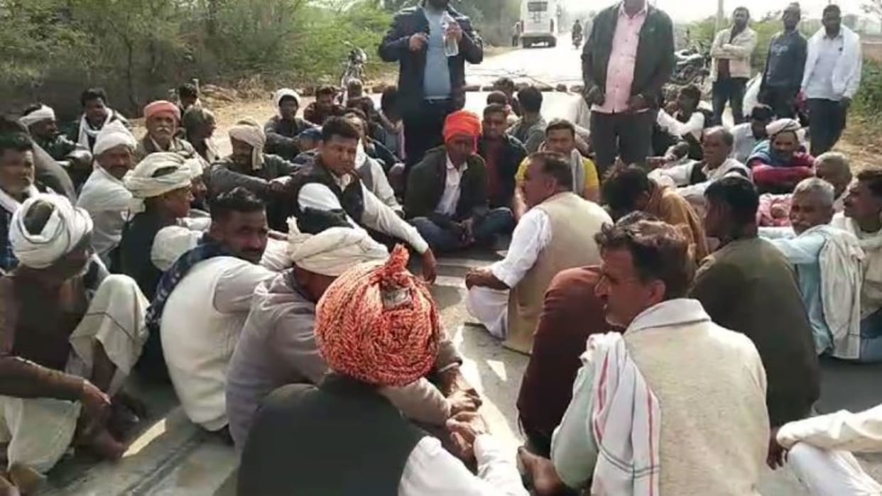 Karauli News Villagers angry over youth death blocked the road