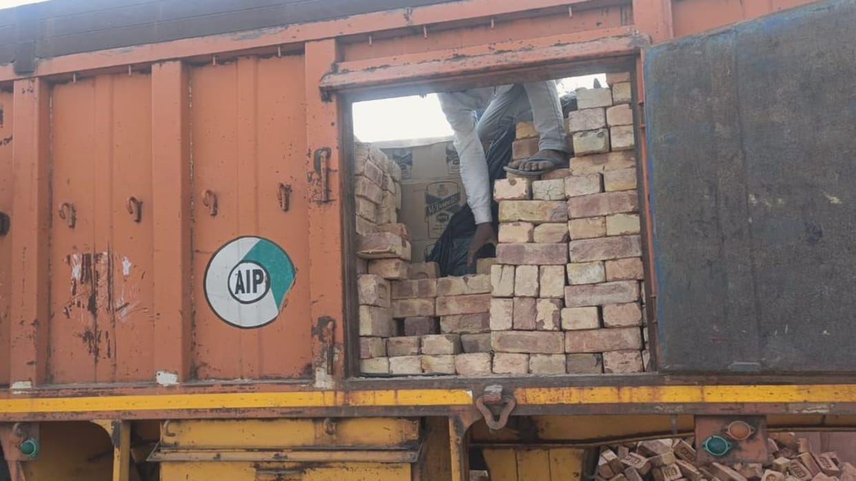 Bikaner Liquor was being transported under cover of bricks four People arrested