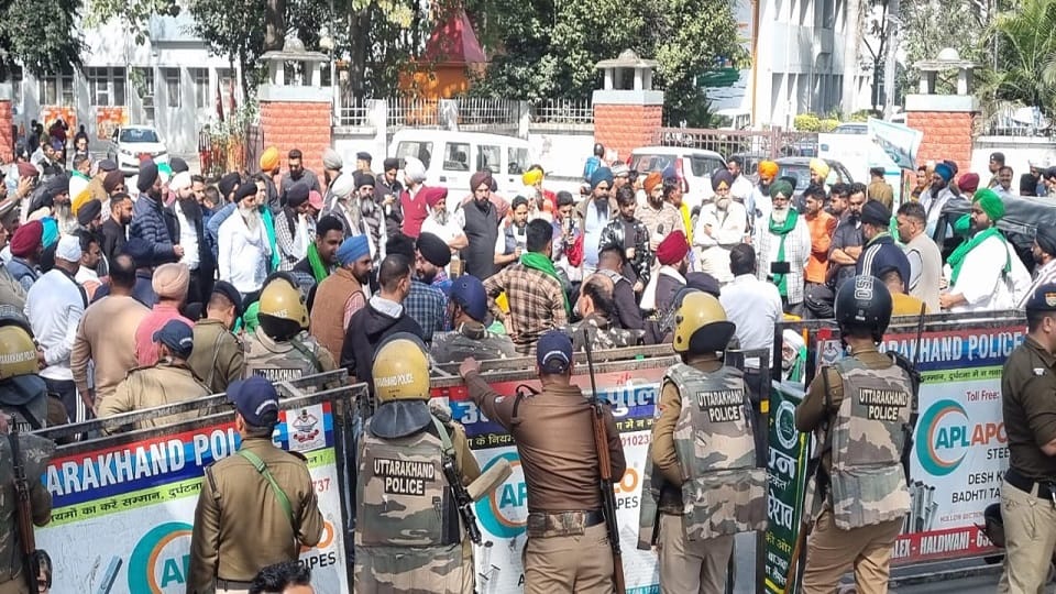 Farmers Protest In Rudrapur: Farmers staged a protest at the Collectorate in Rudrapur