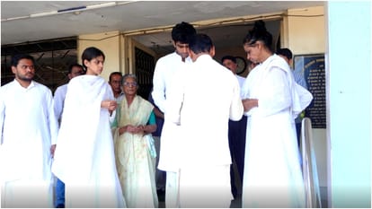 Actor Rituraj Singh daughter performed last rites of her father and many tv stars arrive to pay final respects