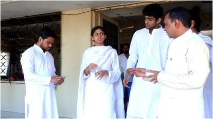 Actor Rituraj Singh daughter performed last rites of her father and many tv stars arrive to pay final respects
