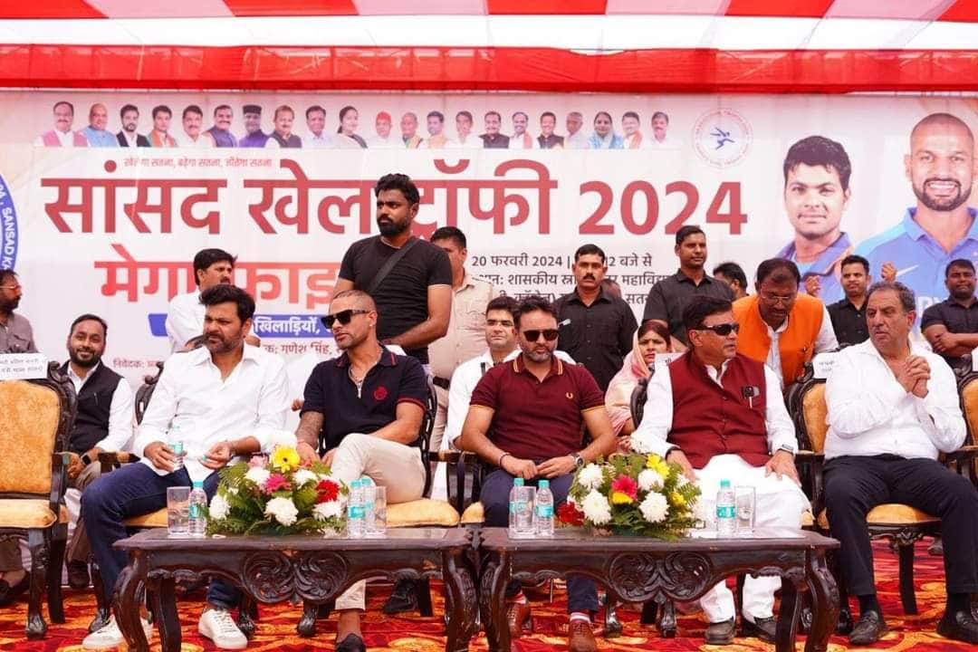 Satna: Dhawan, RP and Parthiv reached Satna for the final match of MP Trophy, crowd of fans gathered.