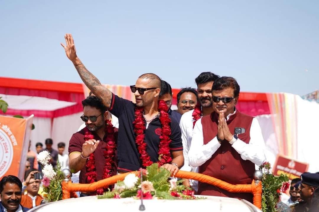 Satna: Dhawan, RP and Parthiv reached Satna for the final match of MP Trophy, crowd of fans gathered.