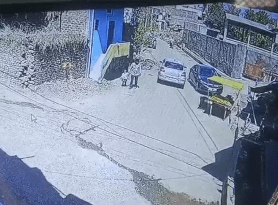 Indore News: Four year old innocent girl was standing holding her father's hand, crushed by car, died on the s