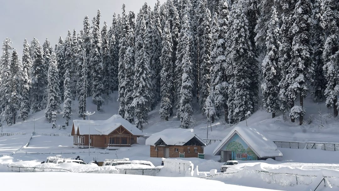 jammu kashmir Weather news hindi: Jammu-Srinagar highway closed avalanche alert sachin tendulkar gulmarg