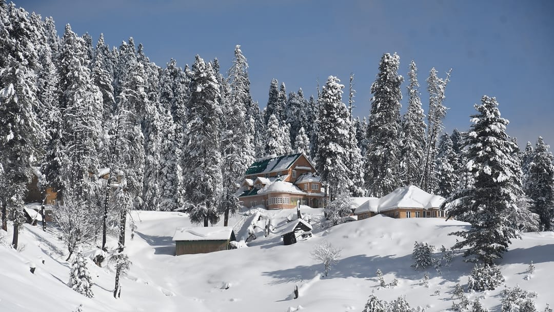 jammu kashmir Weather news hindi: Jammu-Srinagar highway closed avalanche alert sachin tendulkar gulmarg