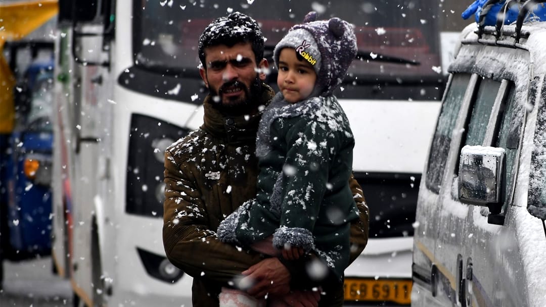 jammu kashmir Weather change rain lashes in many plains light snowfall on hills