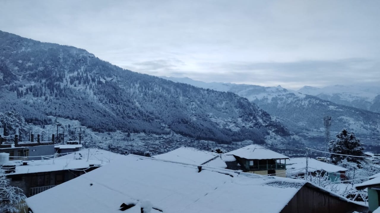 Himachal Weather update: Second snowfall of the season in Manali, many roads and electricity transformers disr