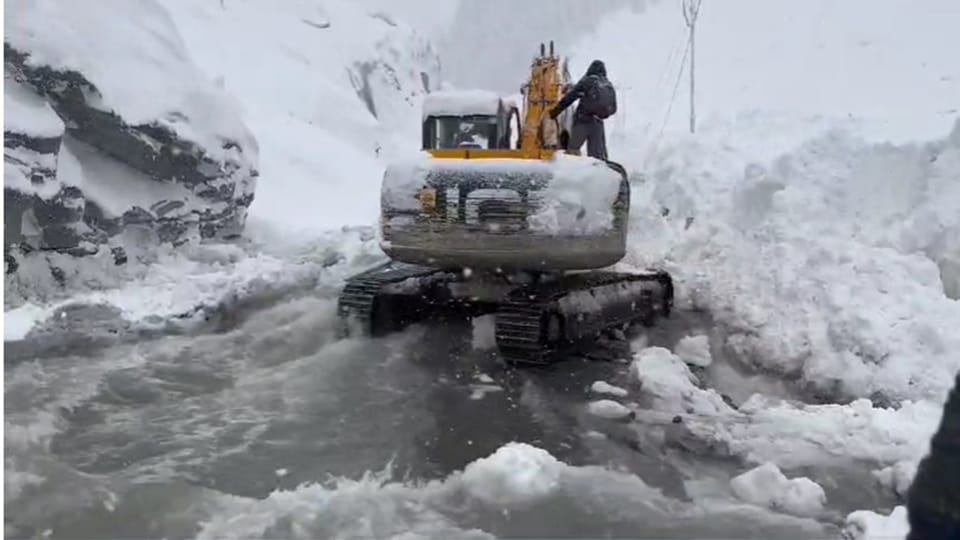 jammu kashmir weather Avalanche Floods Sonmarg Highway Two Students Suffocate to Death bandipora