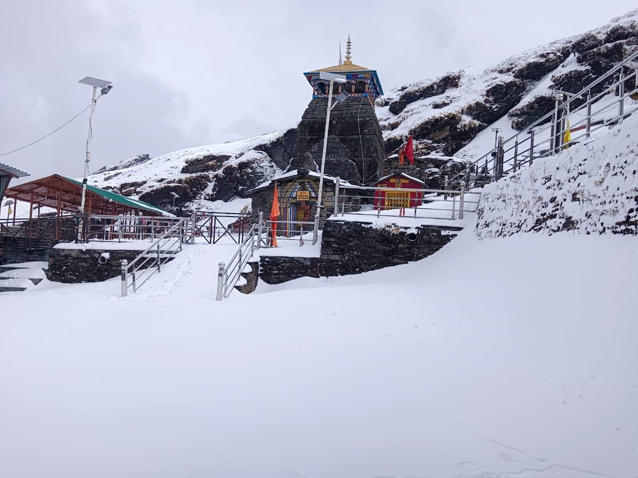 Uttarakhand Weather Snowfall Continues in Badrinath and Kedarnath for Three days Three Feet Snow Freeze