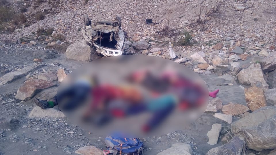 Uttarakhand Tehri Big Accident car Fell into Ditch six people died Dead Bodies Covered Photos