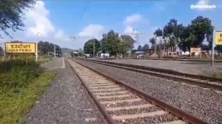 Damoh: Two youths died after being hit by a train, they were returning to their village on foot from market