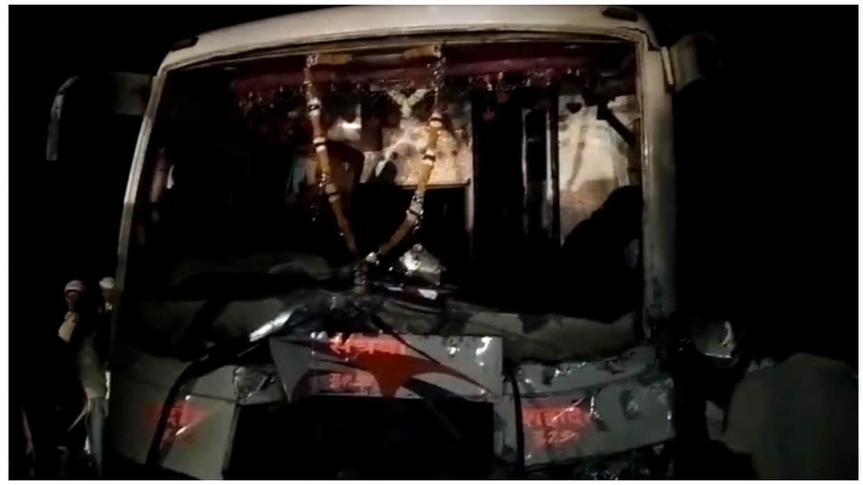 Truck and bus collide in Barwani one passenger dead and 10 injured