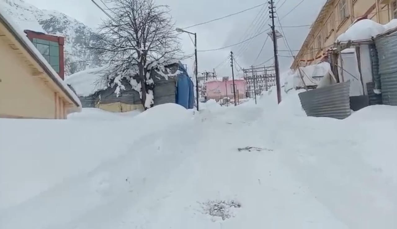 Uttarakhand Weather Snowfall Continues in Badrinath and Kedarnath for Three days Three Feet Snow Freeze