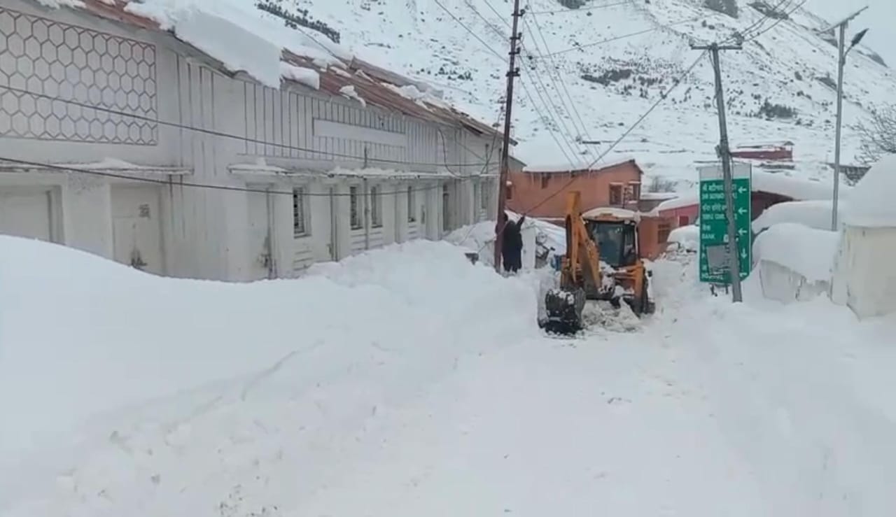 Uttarakhand Weather Snowfall Continues in Badrinath and Kedarnath for Three days Three Feet Snow Freeze
