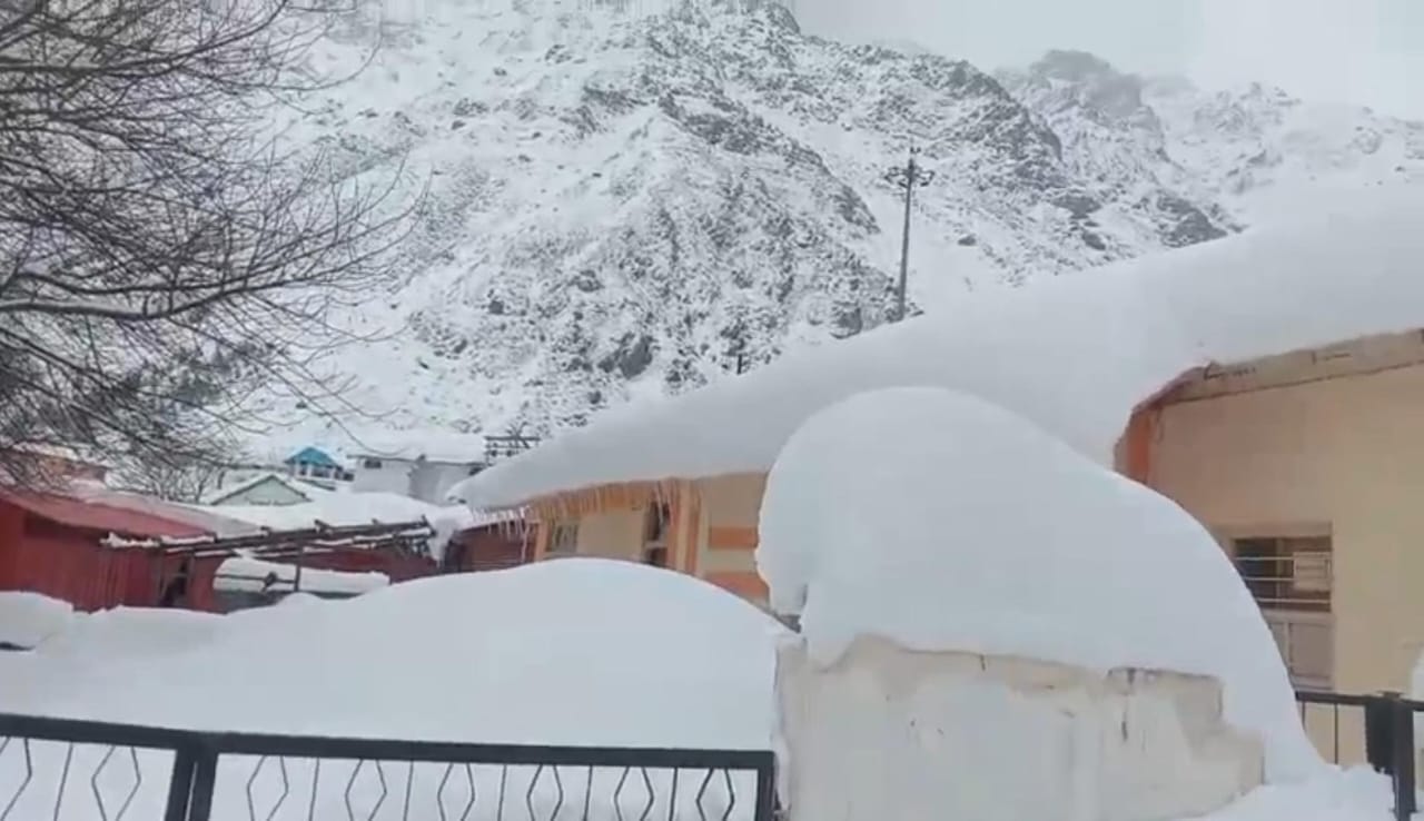 Uttarakhand Weather Snowfall Continues in Badrinath and Kedarnath for Three days Three Feet Snow Freeze