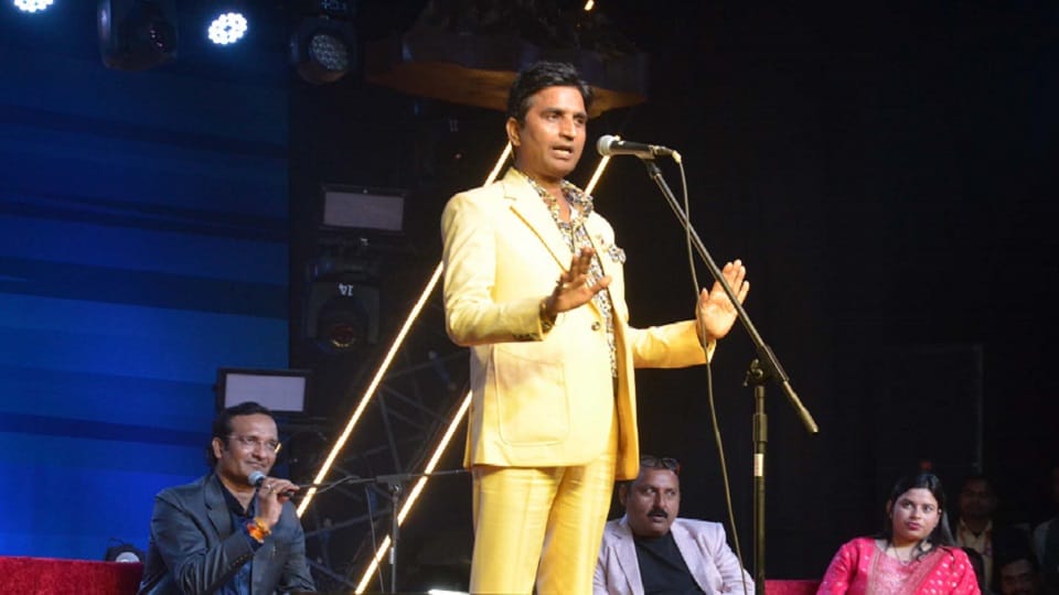 Audience danced to the poems of Kumar Vishwas in Aligarh exhibition