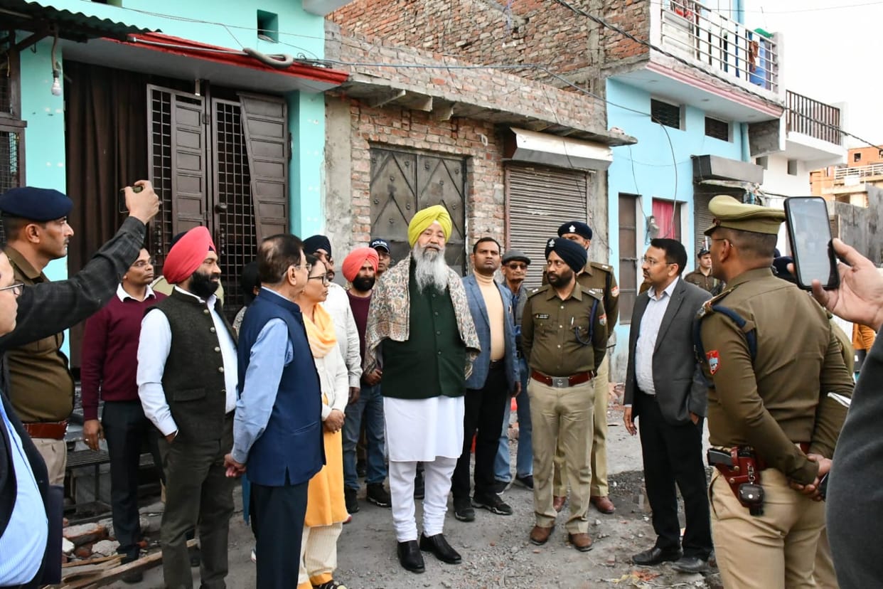 Minority Commission Chairman Iqbal Singh reached the affected area in Banbhulpura.