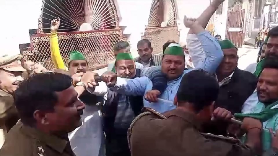 Farmer protest: BKU Chaduni workers adamant on marching to Delhi, clash with Gajraula police
