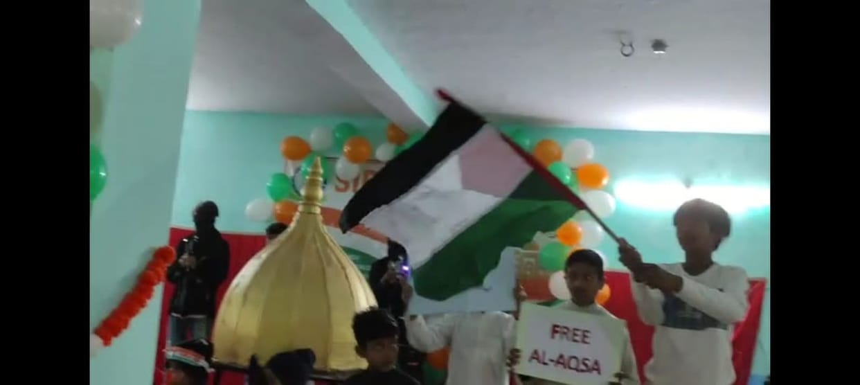 Bahraich: Photo of school children holding Palestinian flag goes viral, slogan of Free Aqsa is written on the