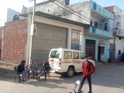 बाहर खड़ी गाड़ी व टीम के सदस्य