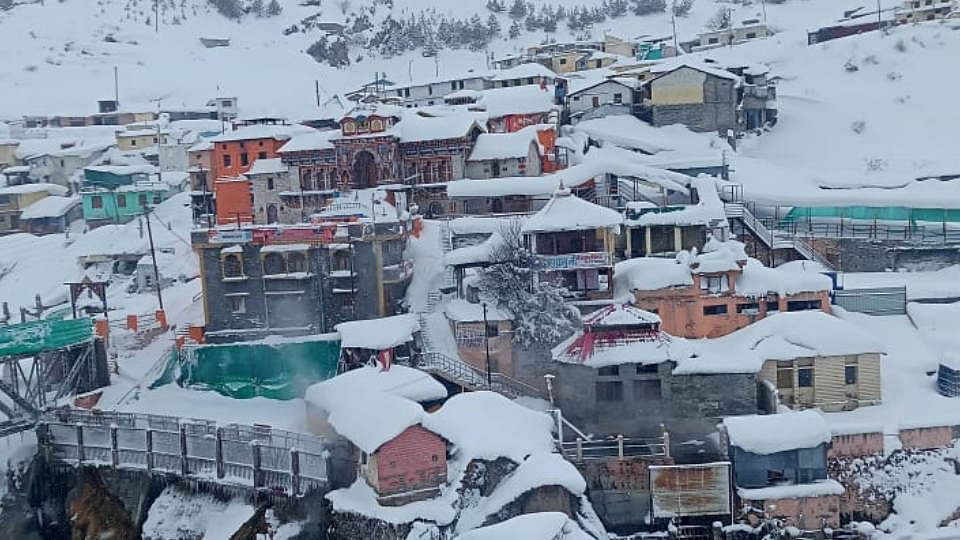 Uttarakhand Weather Snowfall Continues in Badrinath dham from Four days Five Feet Snow Freeze Photos