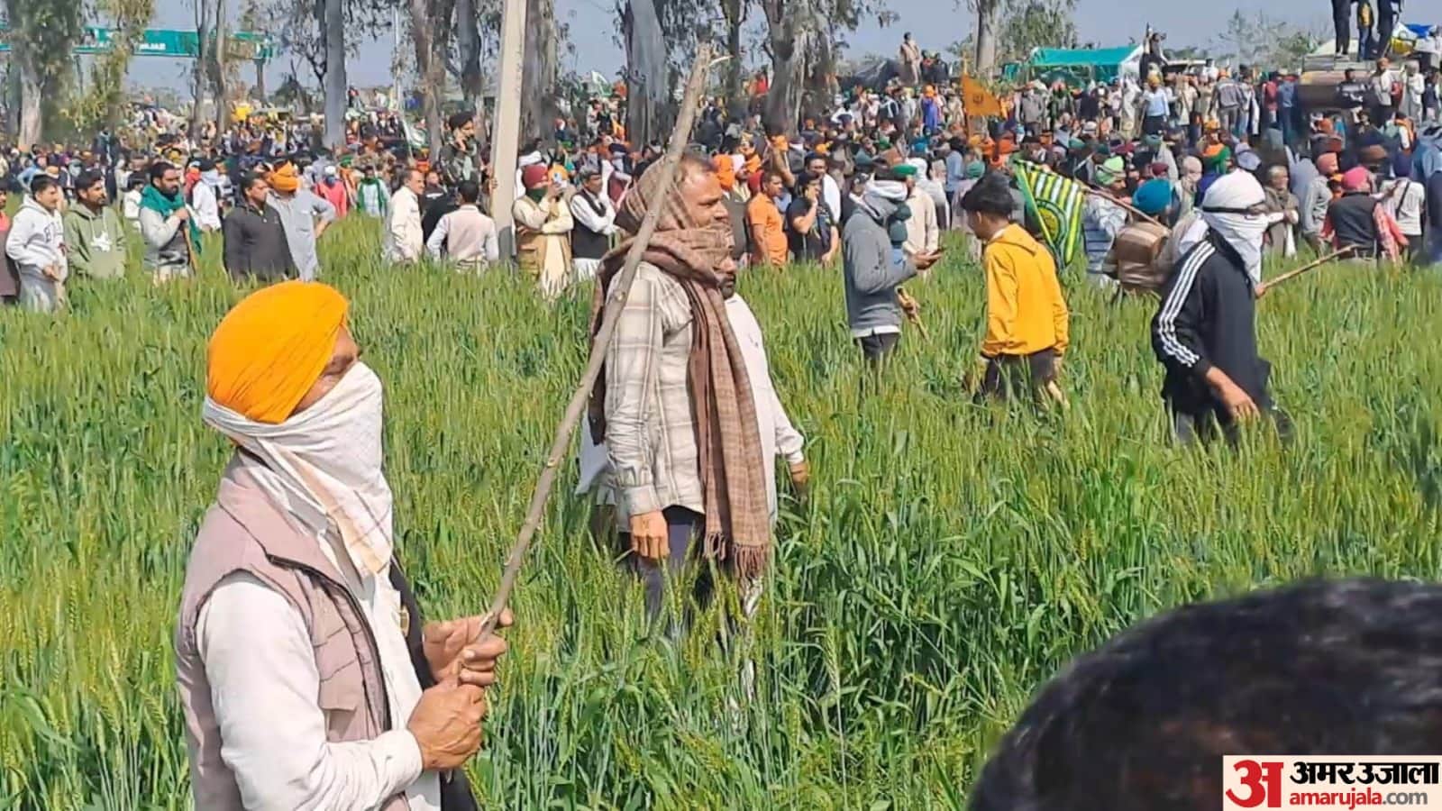 Farmer Protest Police fired tear gas shells on farmers march Police also parked JCB and Poclain machine