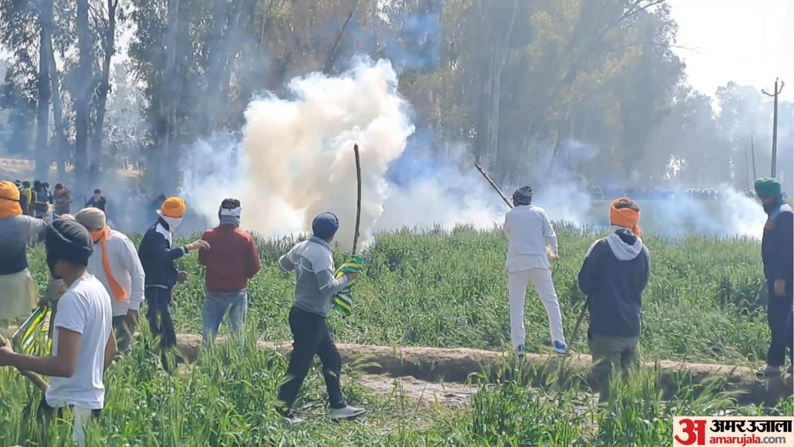 Farmer Protest Police fired tear gas shells on farmers march Police also parked JCB and Poclain machine
