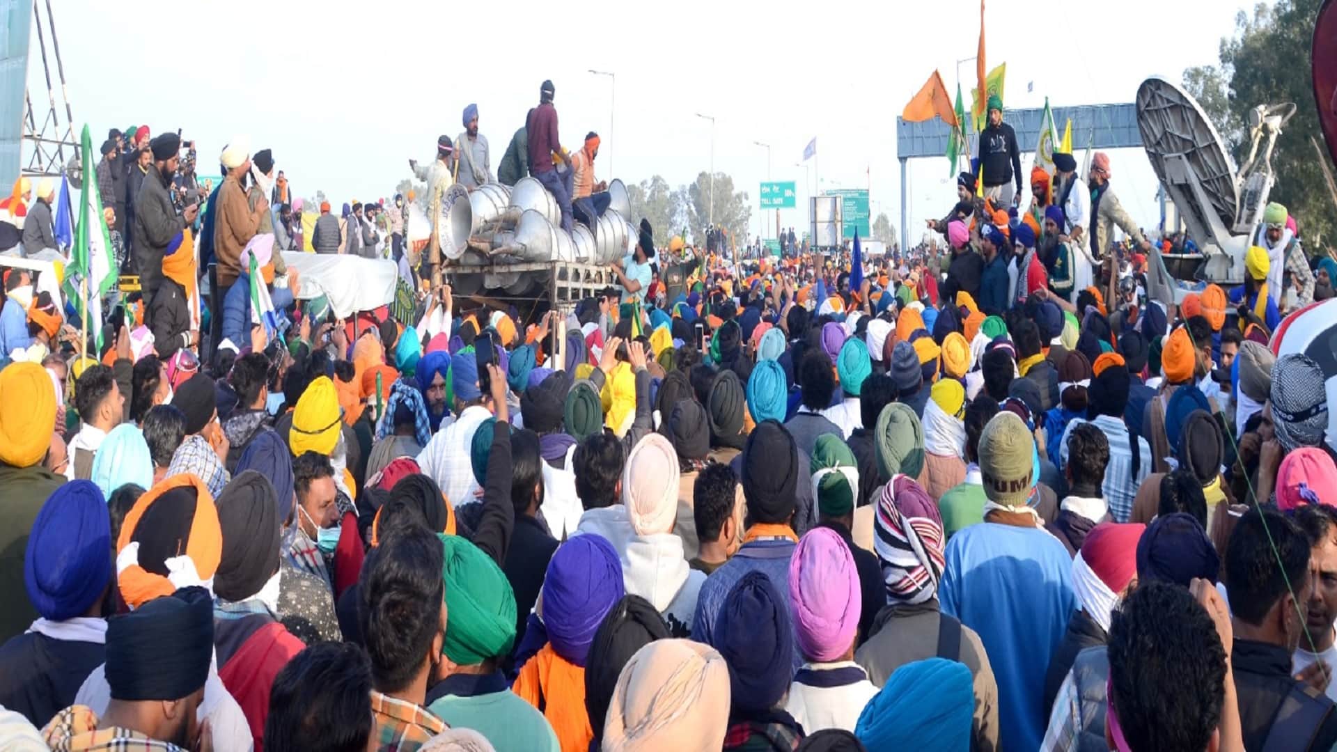 Farmer Protest Police fired tear gas shells on farmers march Police also parked JCB and Poclain machine