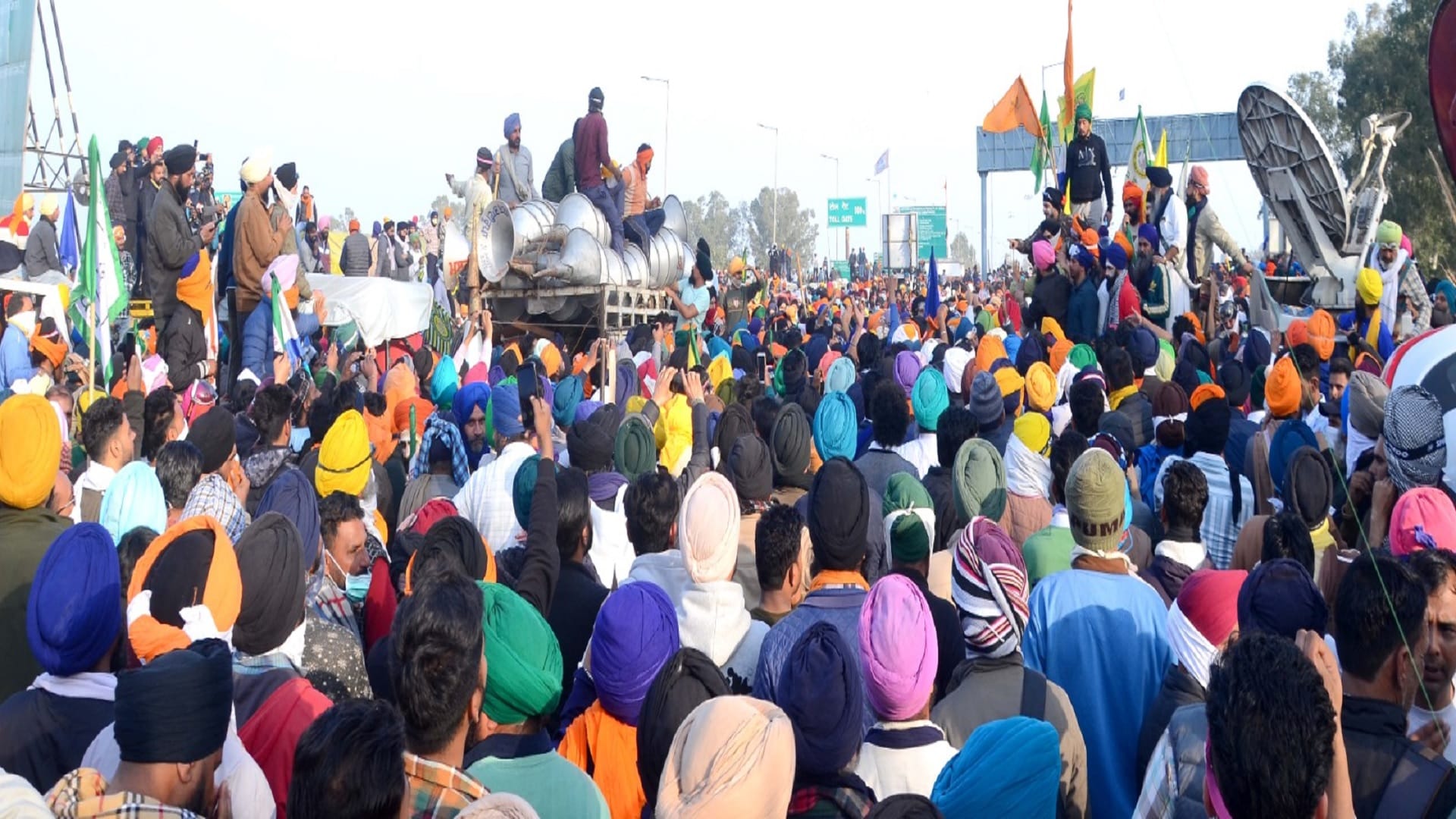Farmer Protest Police fired tear gas shells on farmers march Police also parked JCB and Poclain machine