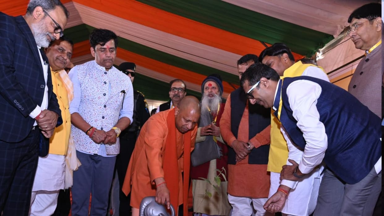 CM Yogi reached Gida of Gorakhpur, worshiped SD International land