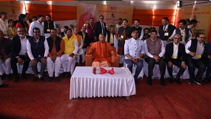 CM Yogi reached Gida of Gorakhpur, worshiped SD International land