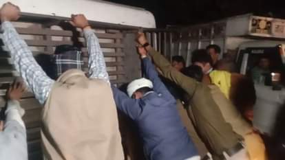 हादसे के बाद बस को सीधा करते स्थानीय लोग।