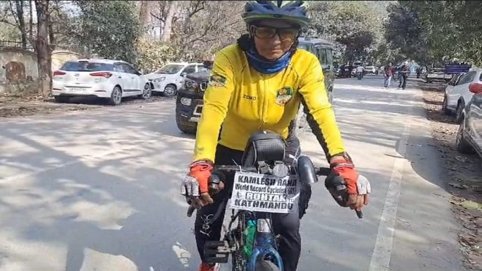 Uttarakhand News: elderly woman went on a bicycle trip from Haryana to Kathmandu