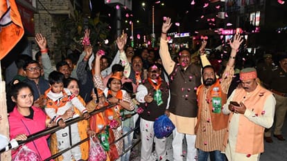 CM Yogi Adityanath welcomed PM Modi at Varanasi airport