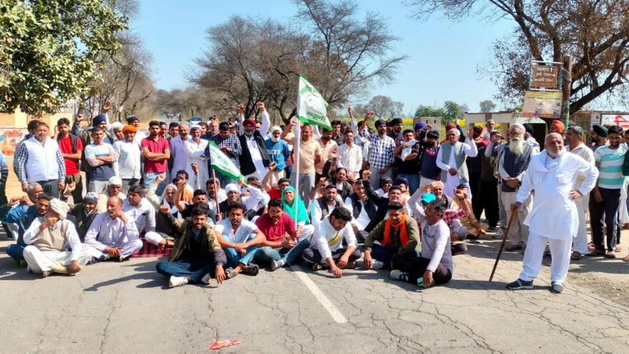 Farmers burnt effigy of BJP government in Fatehabad, blocked Sirsa Chandigarh road in Dhani Gopal