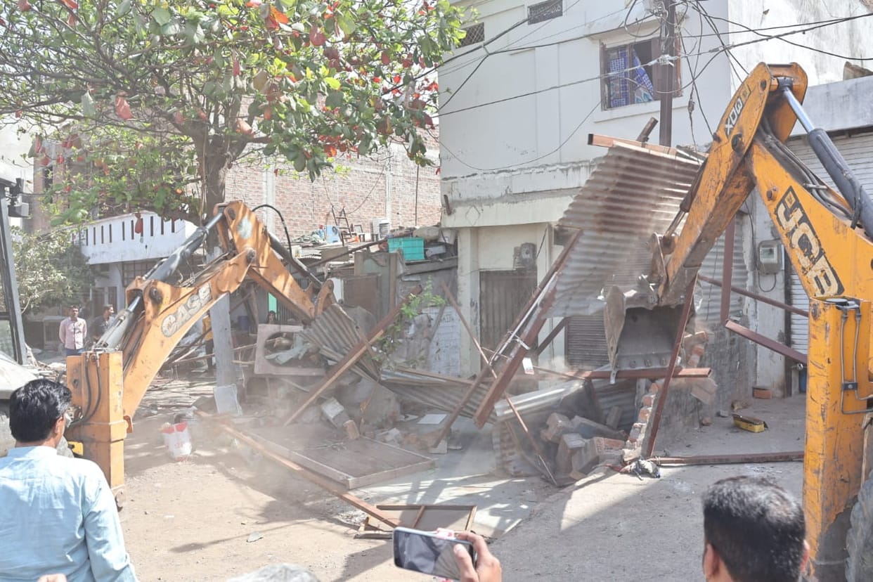 Indore: Bulldozers started running in Khajrana, sheds of shops, road started appearing wide as soon as encroac