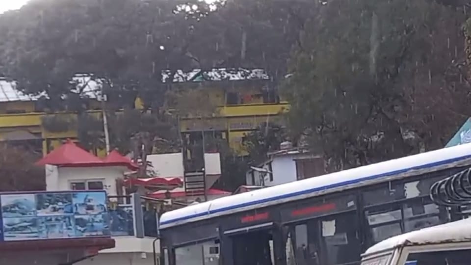 Uttarakhand Weather:  First snowfall of season in Lansdowne Today Temperature reached minus one degree