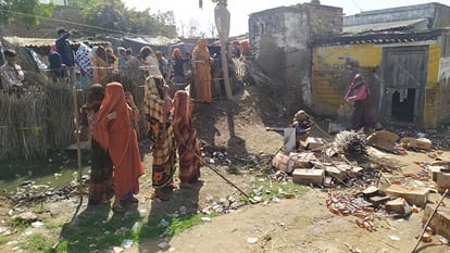 women created ruckus at liquor vends broke bottles set fire in Agra