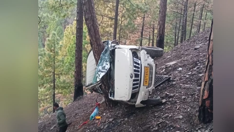 Uttarakhand Accident News: Max Vehicle Fell into Ditch in Uttarkashi two dead and three injured