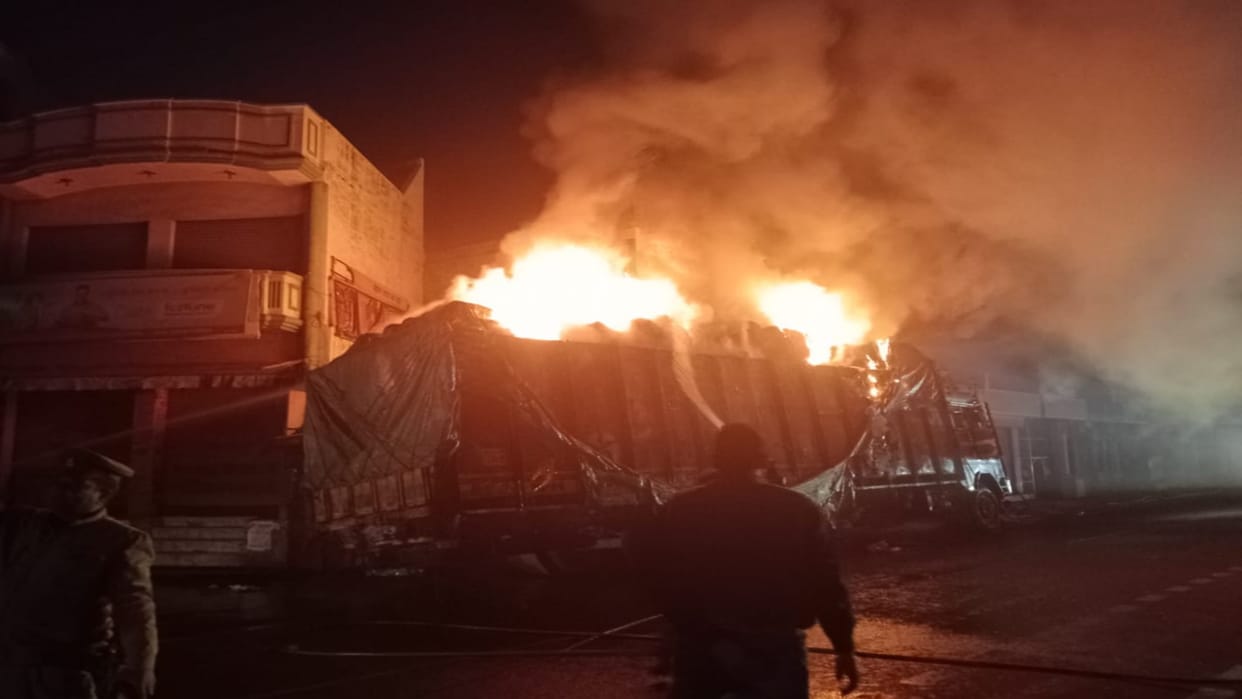 Truck loaded with clothes caught fire in Shamli, loss worth lakhs of rupees